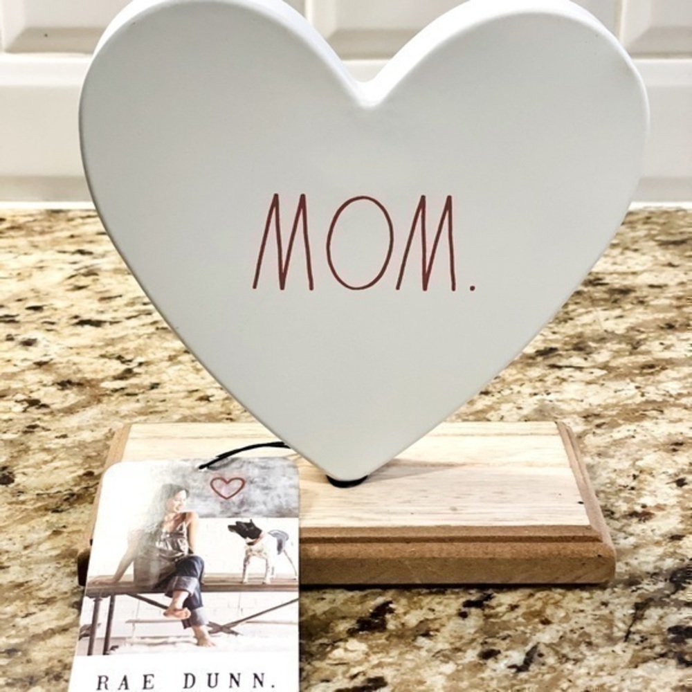RAE DUNN NEW METAL HEART MOM ON WOODEN STAND NWT